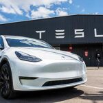 Tesla відкликає 700 тис. електромобілів