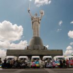 Благодійники з Норвегії масово закупають та передають на фронт пікапи та мікроавтобуси